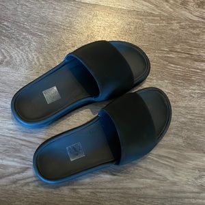 Black lululemon restfeel slides W6
